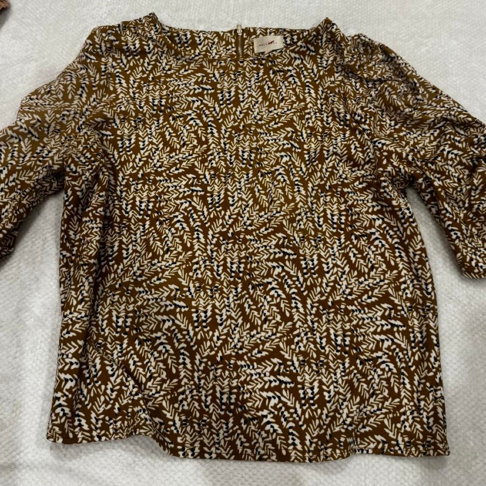 Brown and white leaf print